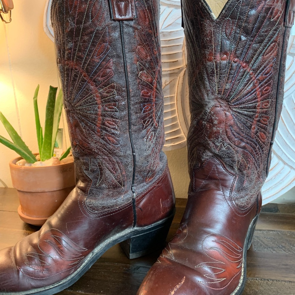 Vintage Men’s/Women’s cowboy boots 👢🦚